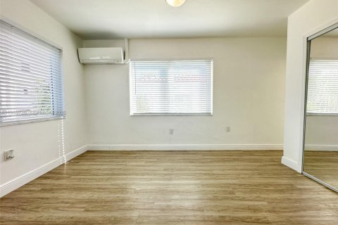 Casa en alquiler en Coral Gables, Florida, 1 dormitorio, 55.74 m2 № 2030670 - foto 6