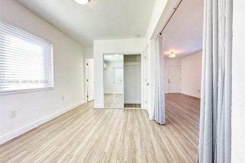 Casa en alquiler en Coral Gables, Florida, 1 dormitorio, 55.74 m2 № 2030670 - foto 7