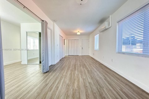 Casa en alquiler en Coral Gables, Florida, 1 dormitorio, 55.74 m2 № 2030670 - foto 2