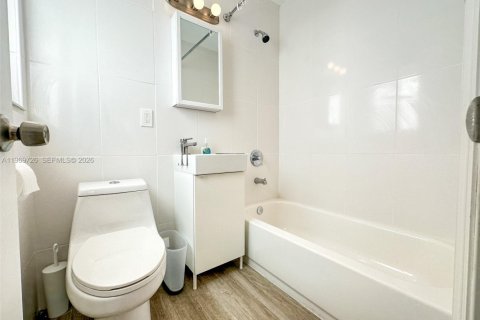 Casa en alquiler en Coral Gables, Florida, 1 dormitorio, 55.74 m2 № 2030670 - foto 11