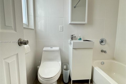 Casa en alquiler en Coral Gables, Florida, 1 dormitorio, 55.74 m2 № 2030670 - foto 12