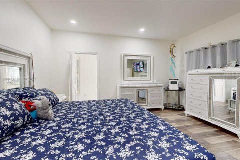 House in Hialeah, Florida 4 bedrooms, 217.86 sq.m. № 2242211 - photo 27