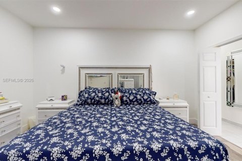 House in Hialeah, Florida 4 bedrooms, 217.86 sq.m. № 2242211 - photo 28