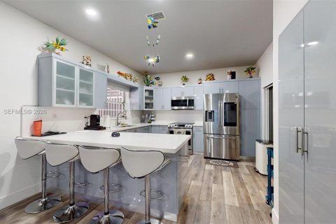 House in Hialeah, Florida 4 bedrooms, 217.86 sq.m. № 2242211 - photo 25
