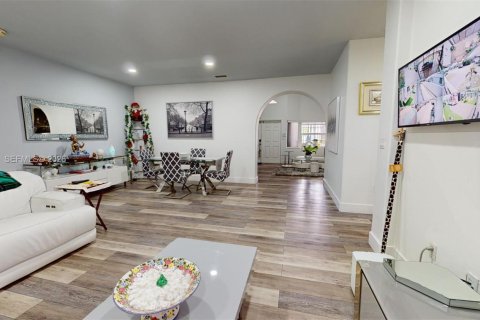 House in Hialeah, Florida 4 bedrooms, 217.86 sq.m. № 2242211 - photo 16