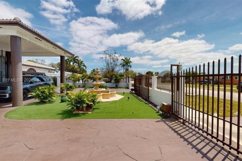 House in Hialeah, Florida 4 bedrooms, 217.86 sq.m. № 2242211 - photo 3