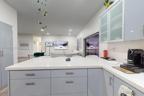 House in Hialeah, Florida 4 bedrooms, 217.86 sq.m. № 2242211 - photo 19