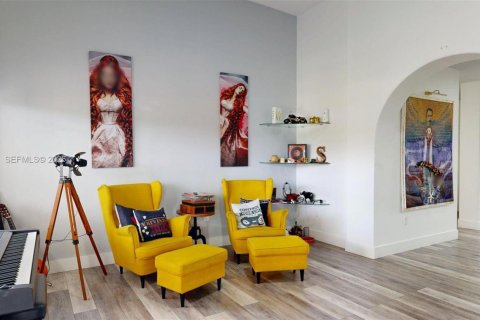 House in Hialeah, Florida 4 bedrooms, 217.86 sq.m. № 2242211 - photo 9