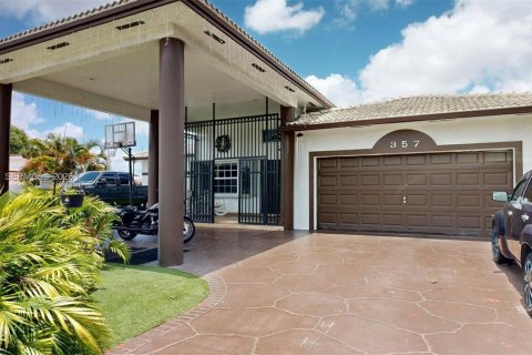 House in Hialeah, Florida 4 bedrooms, 217.86 sq.m. № 2242211