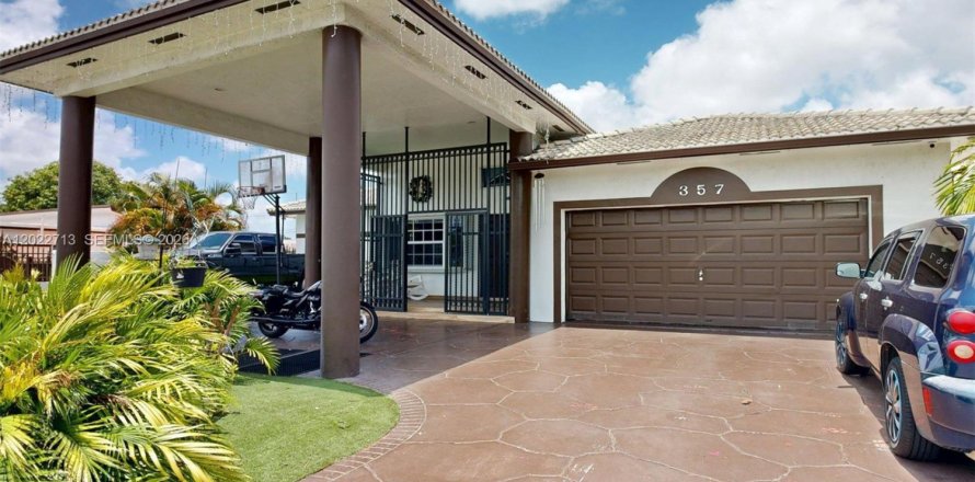 House in Hialeah, Florida 4 bedrooms, 217.86 sq.m. № 2242211