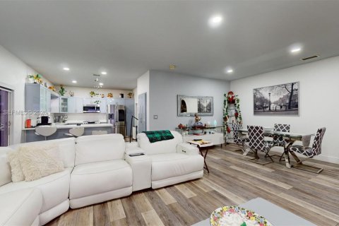 House in Hialeah, Florida 4 bedrooms, 217.86 sq.m. № 2242211 - photo 15