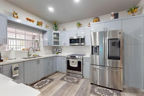 House in Hialeah, Florida 4 bedrooms, 217.86 sq.m. № 2242211 - photo 24