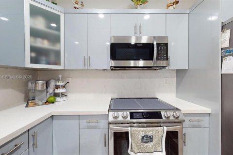 House in Hialeah, Florida 4 bedrooms, 217.86 sq.m. № 2242211 - photo 20