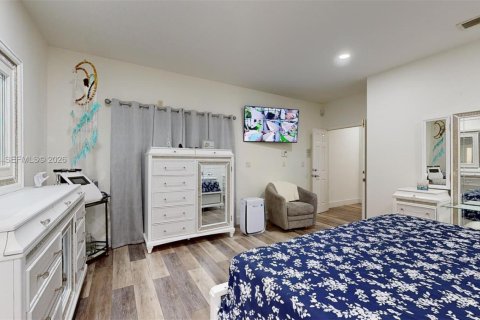 House in Hialeah, Florida 4 bedrooms, 217.86 sq.m. № 2242211 - photo 30