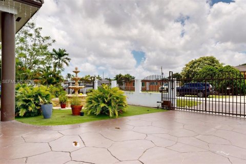 House in Hialeah, Florida 4 bedrooms, 217.86 sq.m. № 2242211 - photo 5