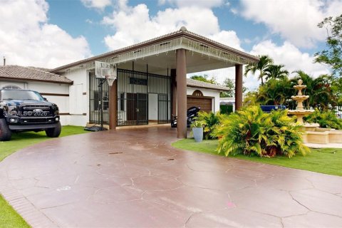 House in Hialeah, Florida 4 bedrooms, 217.86 sq.m. № 2242211 - photo 2