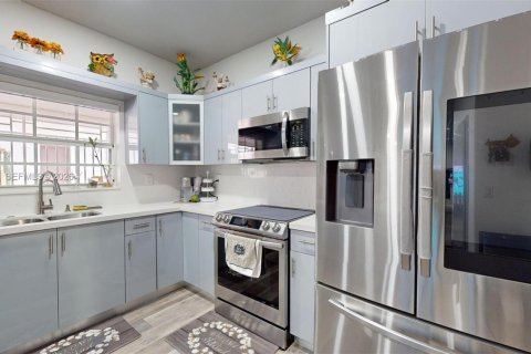 House in Hialeah, Florida 4 bedrooms, 217.86 sq.m. № 2242211 - photo 22