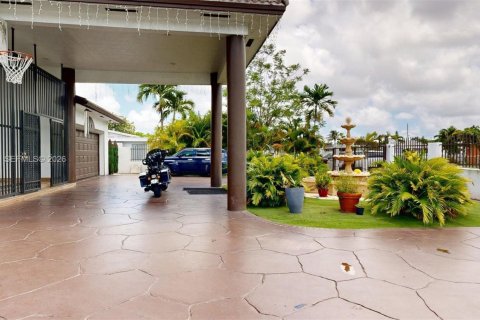 House in Hialeah, Florida 4 bedrooms, 217.86 sq.m. № 2242211 - photo 4