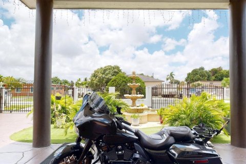 House in Hialeah, Florida 4 bedrooms, 217.86 sq.m. № 2242211 - photo 7