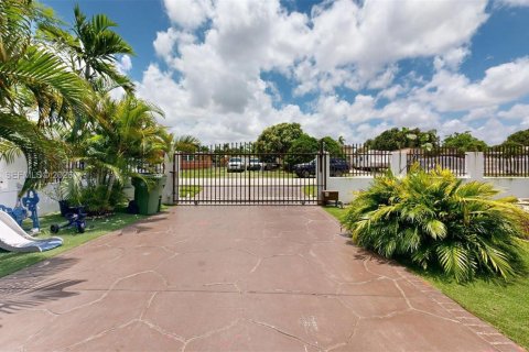 House in Hialeah, Florida 4 bedrooms, 217.86 sq.m. № 2242211 - photo 6