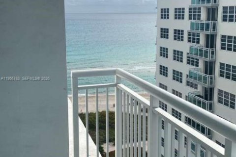 Condominio en alquiler en Miami Beach, Florida, 1 dormitorio, 62.8 m2 № 2010663 - foto 3