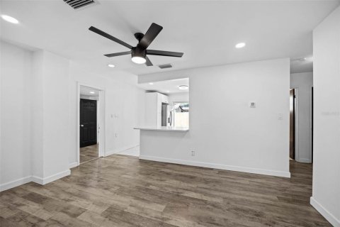 Casa en venta en Tampa, Florida, 4 dormitorios, 131.92 m2 № 2096708 - foto 9