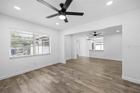 Casa en venta en Tampa, Florida, 4 dormitorios, 131.92 m2 № 2096708 - foto 4