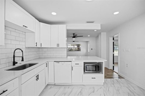 Casa en venta en Tampa, Florida, 4 dormitorios, 131.92 m2 № 2096708 - foto 12