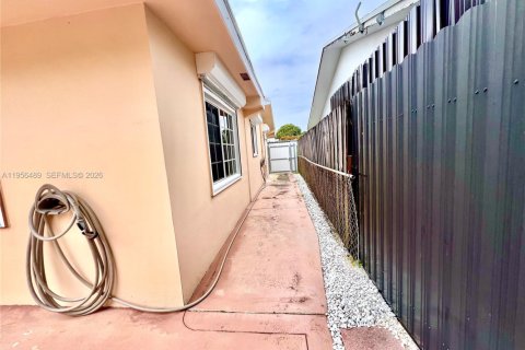 House in Pembroke Pines, Florida 2 bedrooms, 102.29 sq.m. № 2011296 - photo 17