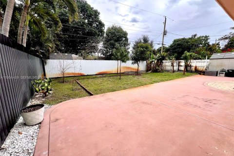 House in Pembroke Pines, Florida 2 bedrooms, 102.29 sq.m. № 2011296 - photo 13