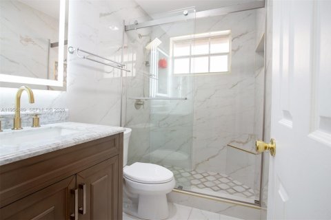 House in Pembroke Pines, Florida 2 bedrooms, 102.29 sq.m. № 2011296 - photo 23