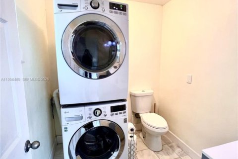 House in Pembroke Pines, Florida 2 bedrooms, 102.29 sq.m. № 2011296 - photo 6