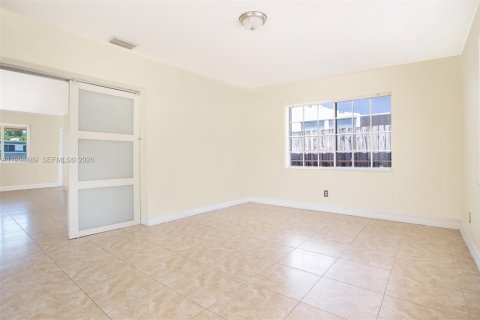 House in Pembroke Pines, Florida 2 bedrooms, 102.29 sq.m. № 2011296 - photo 20