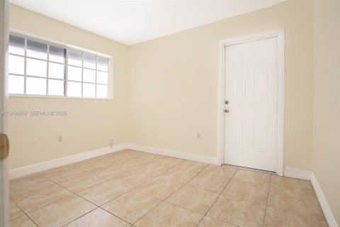House in Pembroke Pines, Florida 2 bedrooms, 102.29 sq.m. № 2011296 - photo 28