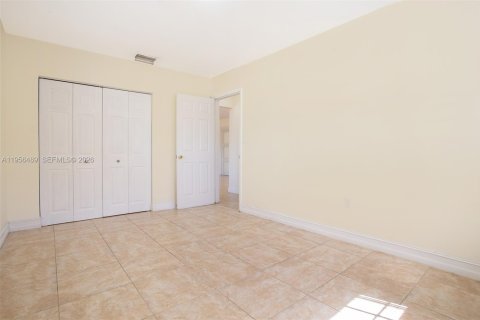 House in Pembroke Pines, Florida 2 bedrooms, 102.29 sq.m. № 2011296 - photo 27