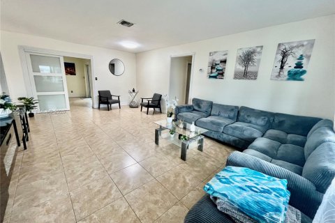 House in Pembroke Pines, Florida 2 bedrooms, 102.29 sq.m. № 2011296 - photo 2