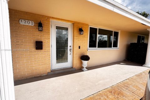 House in Pembroke Pines, Florida 2 bedrooms, 102.29 sq.m. № 2011296 - photo 16