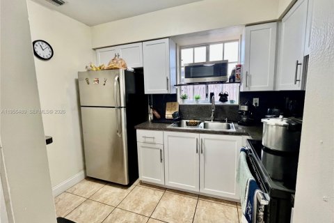 House in Pembroke Pines, Florida 2 bedrooms, 102.29 sq.m. № 2011296 - photo 5