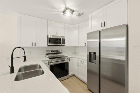 Townhouse in Palm Harbor, Florida 2 bedrooms, 106.84 sq.m. № 2199127 - photo 3