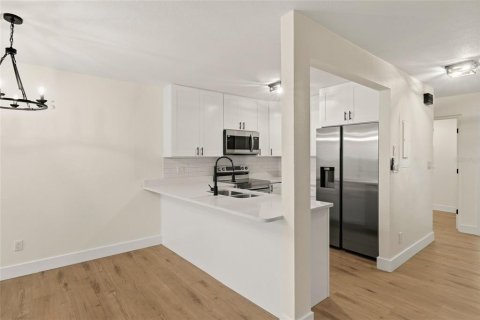 Townhouse in Palm Harbor, Florida 2 bedrooms, 106.84 sq.m. № 2199127 - photo 9