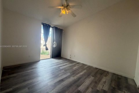 Touwnhouse à louer à Pembroke Pines, Floride: 3 chambres, 101.73 m2 № 2266235 - photo 12