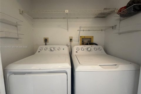Touwnhouse à louer à Pembroke Pines, Floride: 3 chambres, 101.73 m2 № 2266235 - photo 17