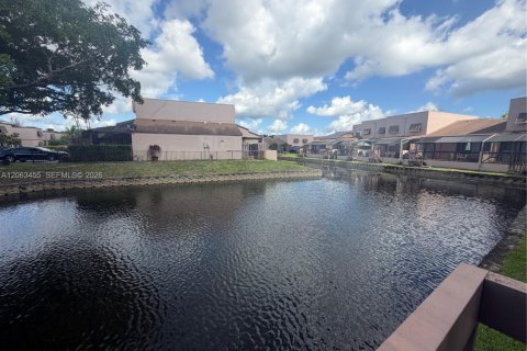Touwnhouse à louer à Pembroke Pines, Floride: 3 chambres, 101.73 m2 № 2266235 - photo 20