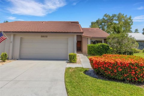 House in Sarasota, Florida 2 bedrooms, 171.5 sq.m. № 2215923