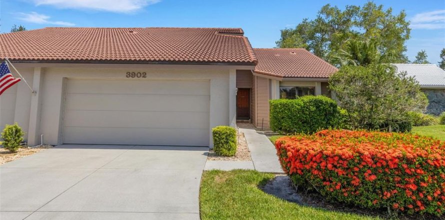 House in Sarasota, Florida 2 bedrooms, 171.5 sq.m. № 2215923