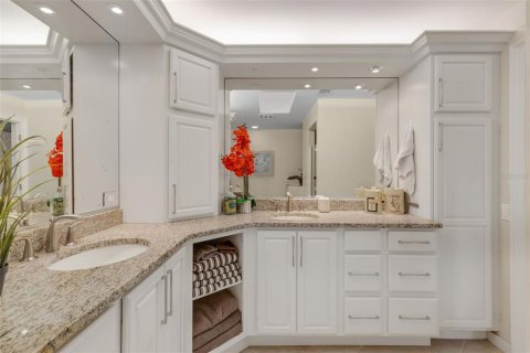House in Sarasota, Florida 2 bedrooms, 171.5 sq.m. № 2215923 - photo 8