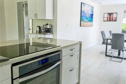 Снять в аренду виллу или дом в Дирфилд-Бич, Флорида 3 спальни, 157.93м2, № 1983840 - фото 6