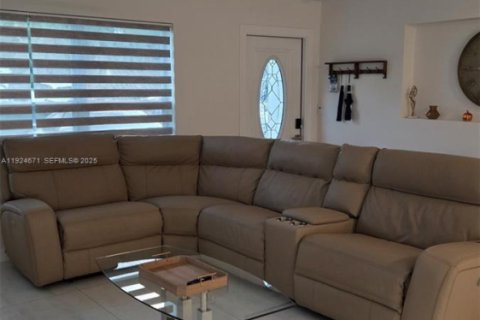 Снять в аренду виллу или дом в Дирфилд-Бич, Флорида 3 спальни, 157.93м2, № 1983840 - фото 10