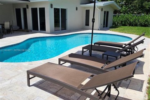 Снять в аренду виллу или дом в Дирфилд-Бич, Флорида 3 спальни, 157.93м2, № 1983840 - фото 1