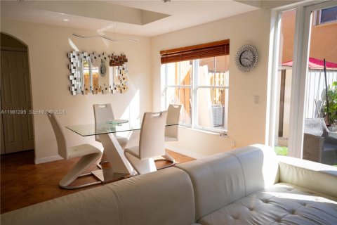 Таунхаус в Майами-Лейкс, Флорида 3 спальни, 134.71м2 № 2049758